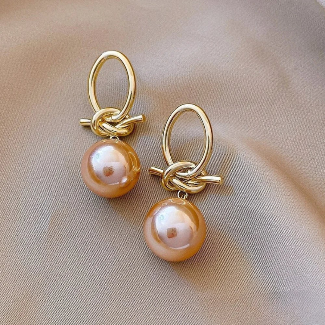 Dangle earrings with timeless pearl