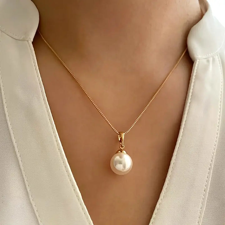 Elegant jewellery set with pearls
