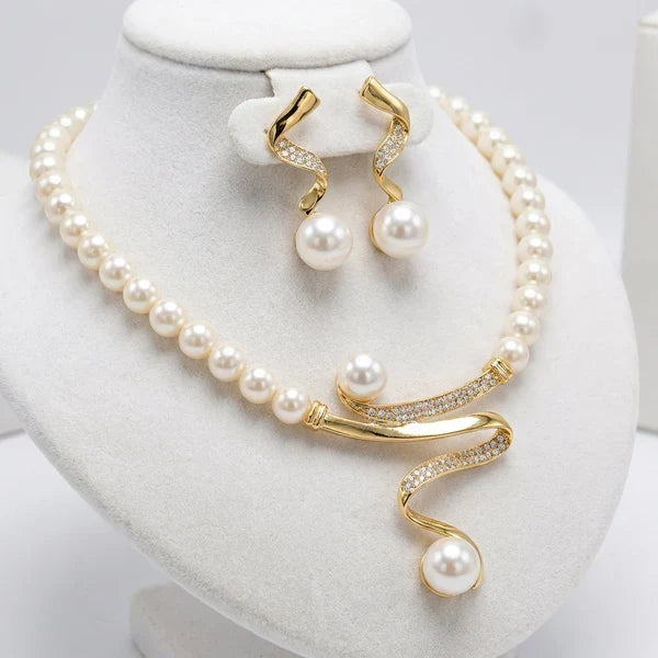 Jewellery set with natural pearls