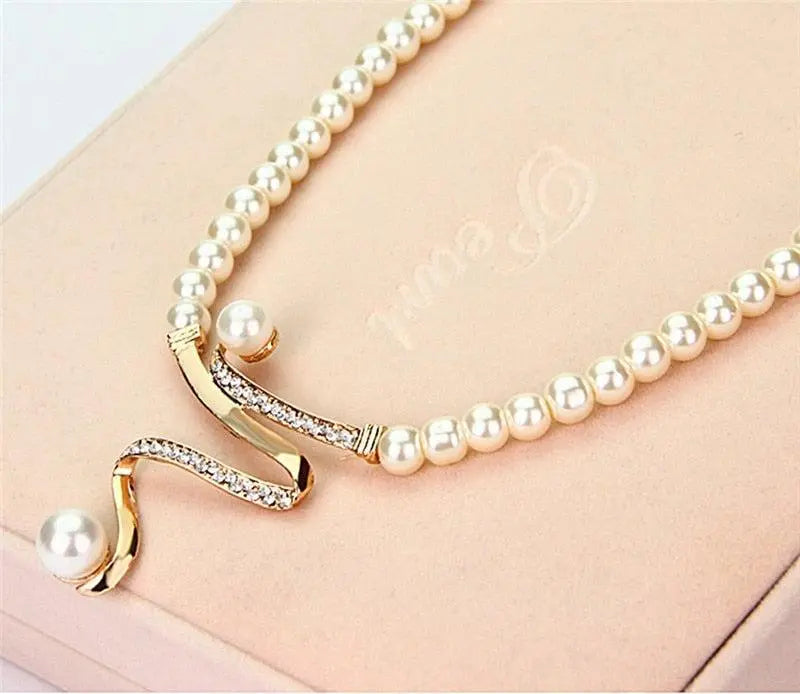 Jewellery set with natural pearls