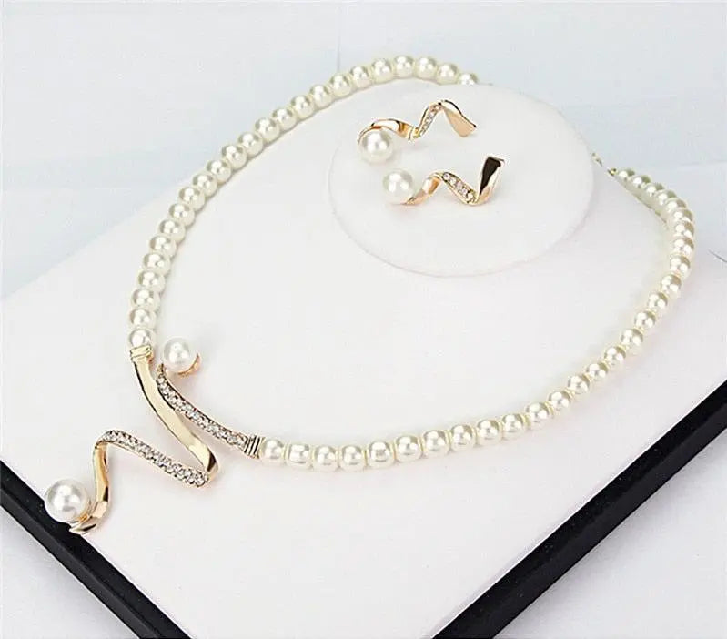 Necklace and earring set with natural pearls