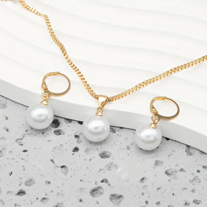 Elegant jewellery set with pearls